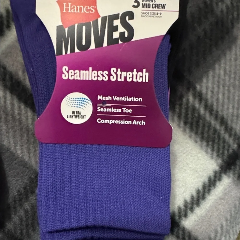 2 Hanes Moves Women Crew Sock, 3-Pack, Fits Shoe Size 5-9